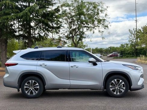 Used 2022 Toyota Highlander XLE AWD/4WD image 6