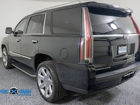 Used 2017 Cadillac Escalade Luxury AWD/4WD image 5