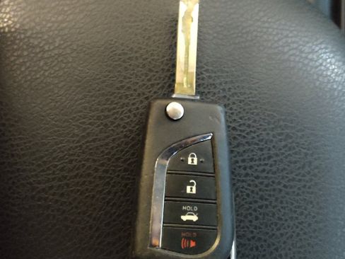 Used 2020 Toyota Camry LE image 32