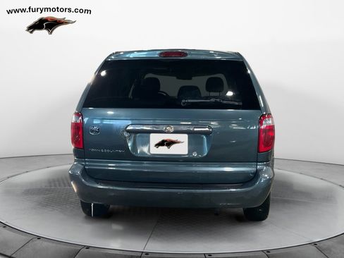 Used 2006 Chrysler Town & Country image 4