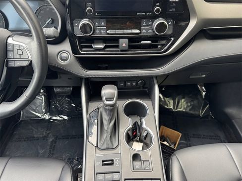 Used 2021 Toyota Highlander XLE image 11