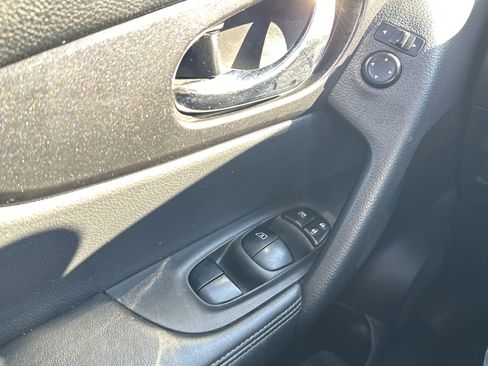 Used 2017 Nissan Rogue SV image 24