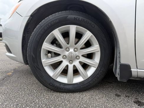 Used 2011 Chrysler 200 Touring FWD image 29