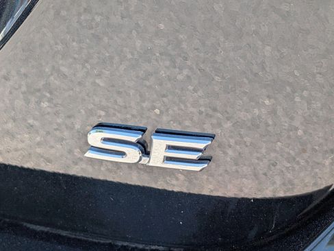 Used 2022 Toyota Camry SE FWD image 9