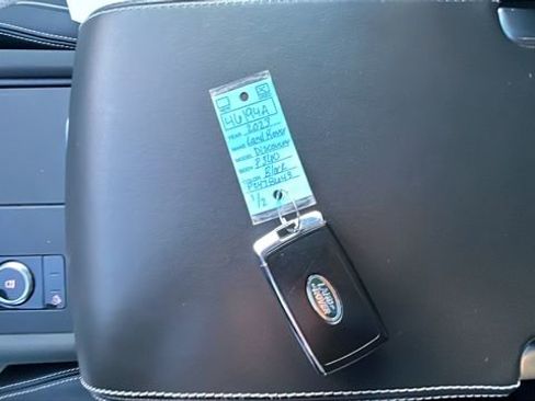 Used 2023 Land Rover Discovery Metropolitan Edition image 30