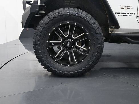 Used 2017 Jeep Wrangler Unlimited Sahara w/ Max Tow Package AWD/4WD image 15