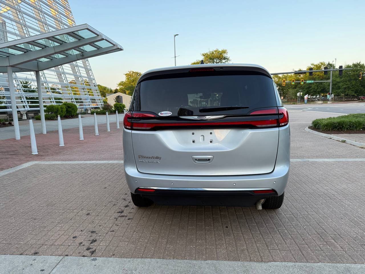 Used 2023 Chrysler Pacifica Touring-L FWD image 7