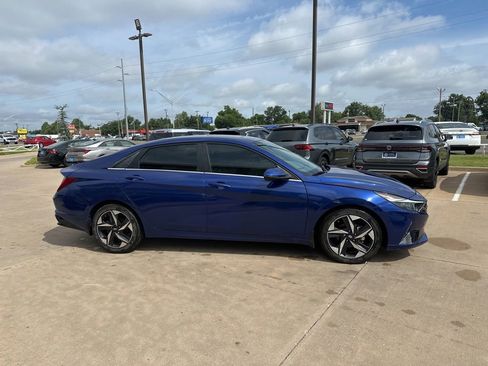 Used 2022 Hyundai Elantra SEL w/ Convenience + Premium Package FWD image 4