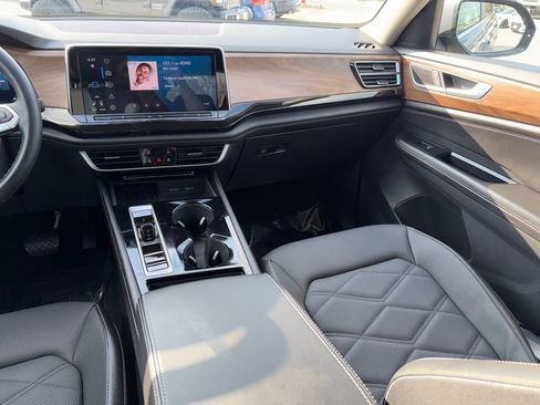 Used 2025 Volkswagen Atlas SE image 24