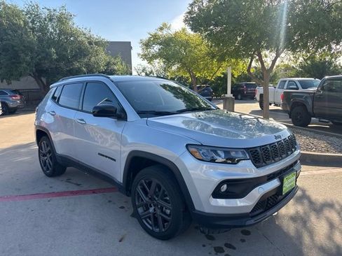 Used 2026 Jeep Compass Latitude AWD/4WD image 3