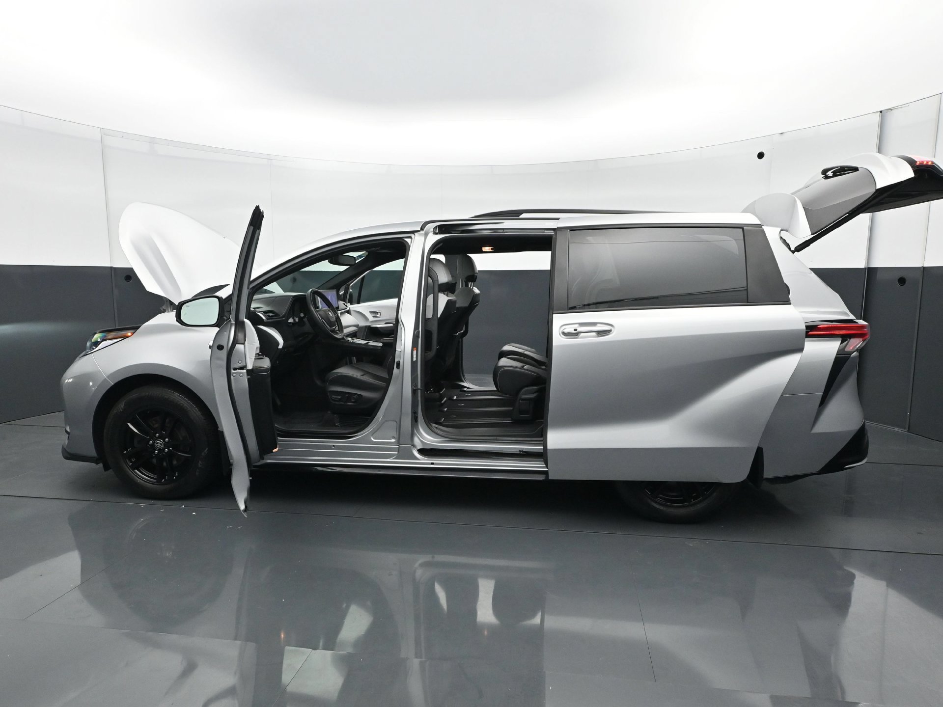 Used 2025 Toyota Sienna XSE AWD/4WD image 31