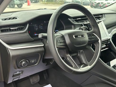 Used 2023 Jeep Grand Cherokee Laredo AWD/4WD image 16