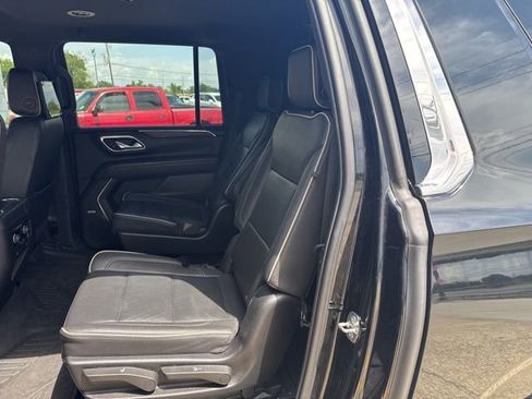 Used 2023 Chevrolet Suburban Premier image 3