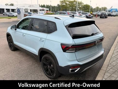 Used 2026 Volkswagen Taos SE FWD image 2