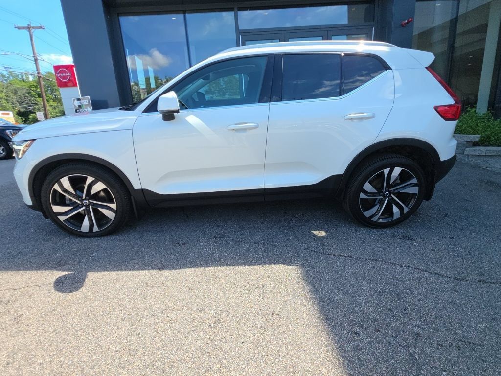 Used 2024 Volvo XC40 B5 Ultimate w/ Climate Package AWD/4WD image 3