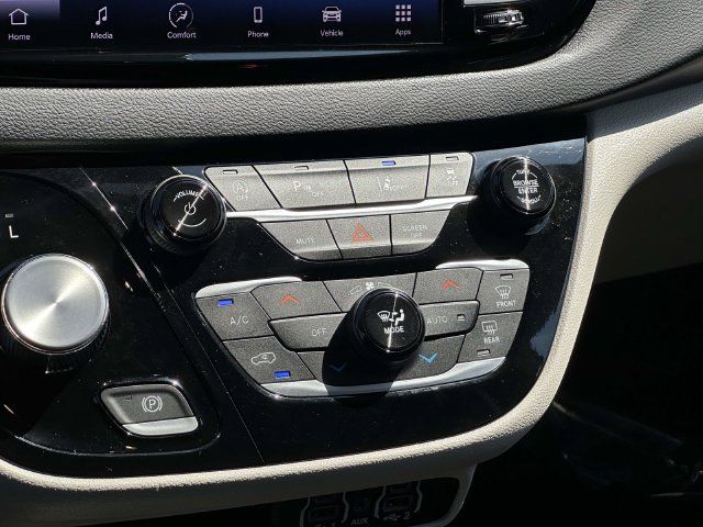 Used 2023 Chrysler Pacifica Touring-L FWD image 19