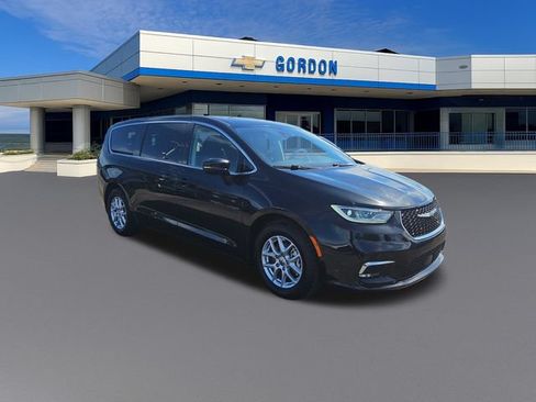 Used 2023 Chrysler Pacifica Touring-L FWD image 7