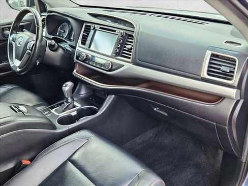 Used 2019 Toyota Highlander XLE FWD image 24