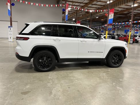 Certified 2025 Jeep Grand Cherokee Altitude image 6