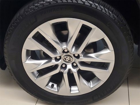 Used 2023 Toyota RAV4 XLE Premium image 5