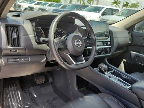 Used 2025 Nissan Pathfinder SL FWD image 9