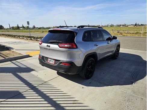 Used 2018 Jeep Cherokee Latitude w/ Altitude Package image 5