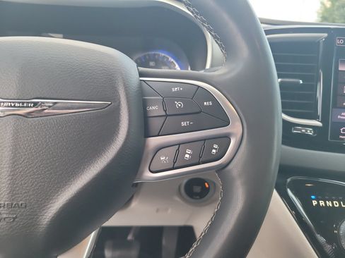 Used 2023 Chrysler Pacifica Touring-L FWD image 15
