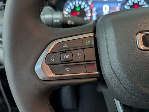 Used 2025 Jeep Compass Latitude w/ Convenience Group AWD/4WD image 18