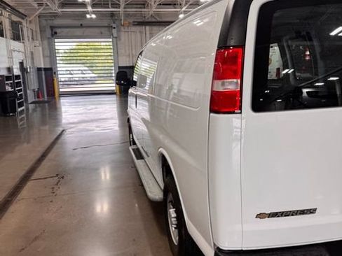 Used 2025 Chevrolet Express 2500 w/ Driver Convenience Package RWD image 7