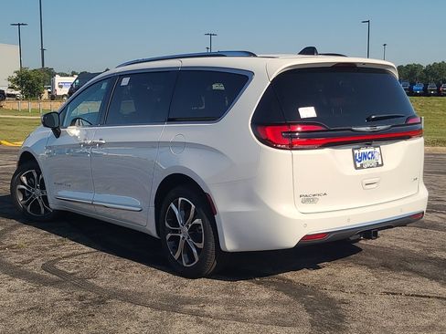 New 2026 Chrysler Pacifica Pinnacle w/ Trailer Tow Group AWD/4WD image 2