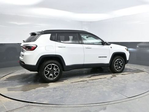 Used 2025 Jeep Compass Trailhawk AWD/4WD image 2