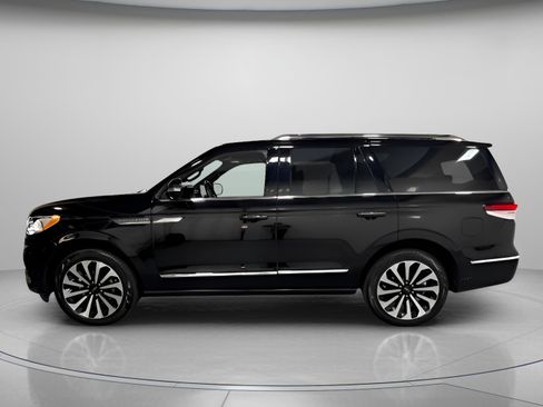 Used 2023 Lincoln Navigator Reserve image 2