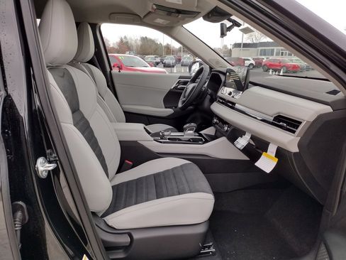 New 2025 Mitsubishi Outlander SE image 11