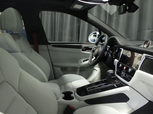 New 2026 Porsche Macan GTS image 31