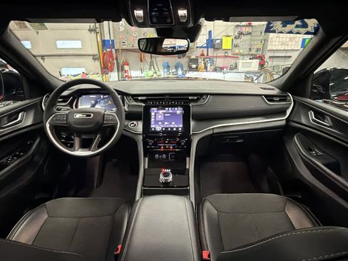 Used 2024 Jeep Grand Cherokee L Altitude image 24