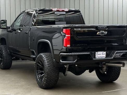 Used 2025 Chevrolet Silverado 2500 High Country w/ Midnight Edition AWD/4WD image 3