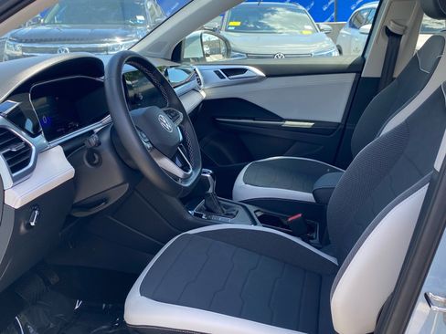 Certified 2025 Volkswagen Taos SE w/ Panoramic Sunroof Package FWD image 12
