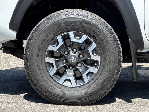 Certified 2017 Toyota Tacoma TRD Off-Road AWD/4WD image 24