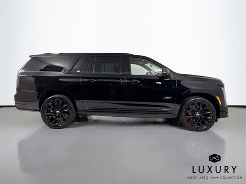 Used 2025 Cadillac Escalade ESV V w/ LPO, ONYX Package image 5