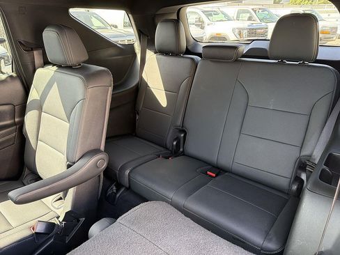 Used 2025 Chevrolet Traverse LT AWD/4WD image 42