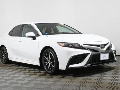 Used 2023 Toyota Camry SE w/ Cold Weather Package image 9