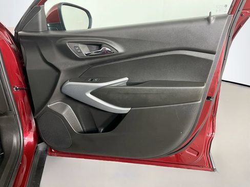 Used 2025 Chevrolet Trax LS w/ LS Convenience Package FWD image 33