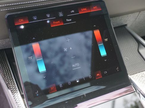 Used 2025 Cadillac Escalade ESV V AWD/4WD image 32