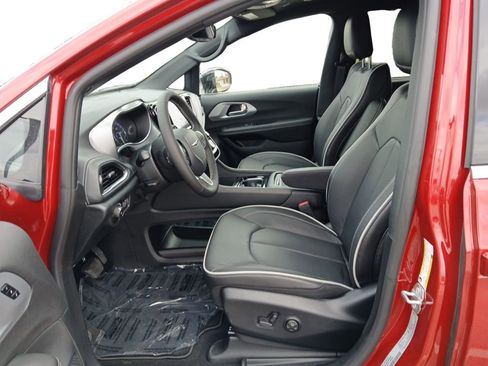 New 2026 Chrysler Pacifica Limited FWD image 19