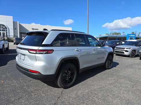 New 2025 Jeep Grand Cherokee Altitude image 2