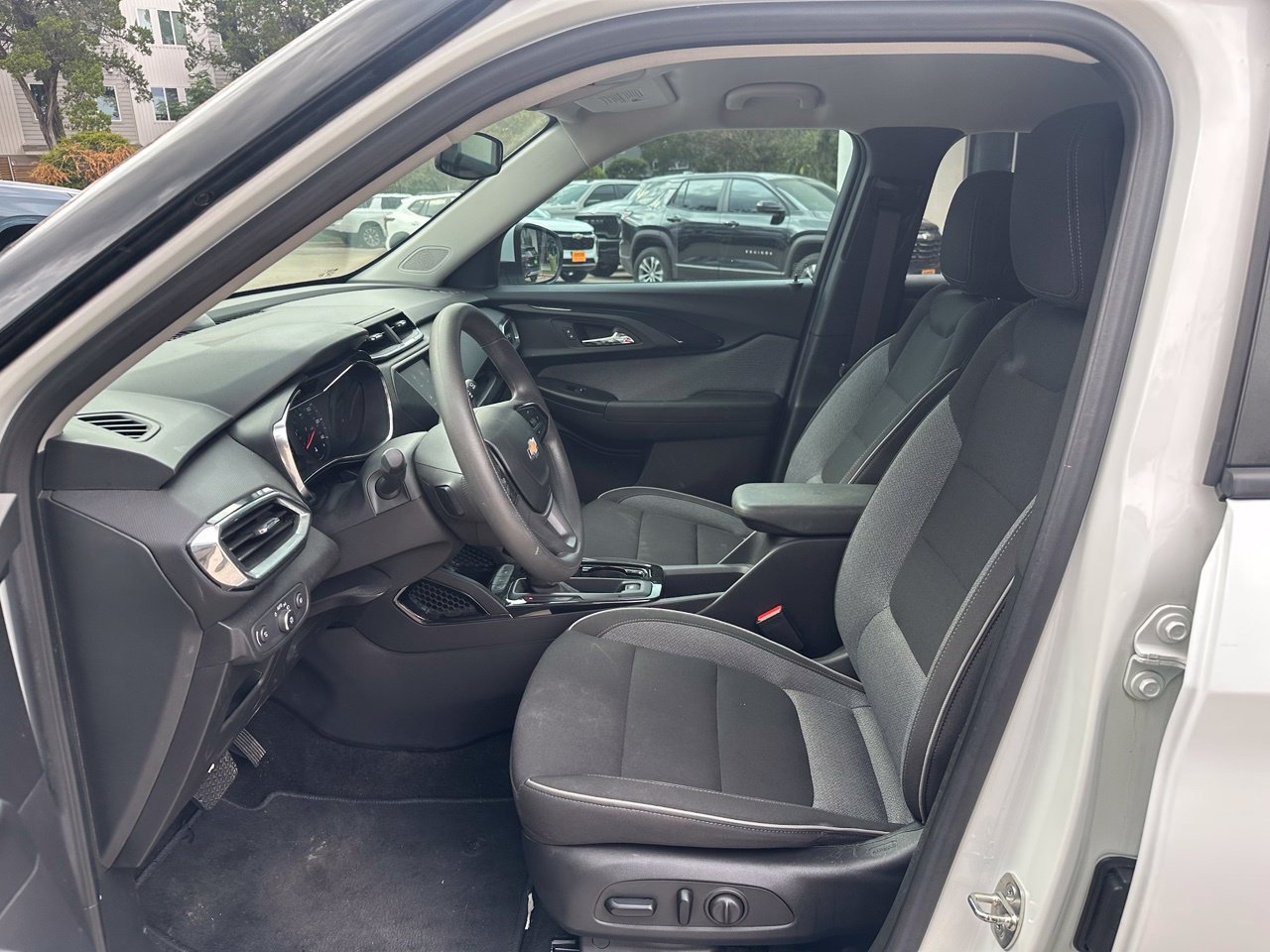 Used 2023 Chevrolet TrailBlazer LT FWD image 9