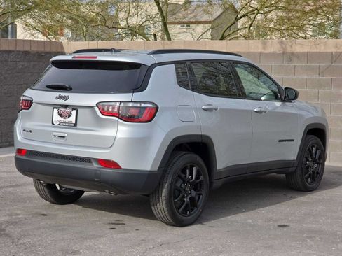 Used 2026 Jeep Compass Latitude AWD/4WD image 8