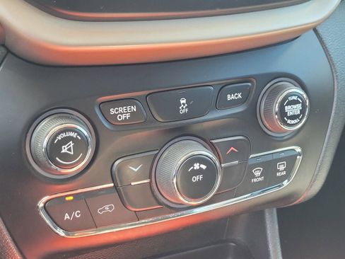 Used 2016 Jeep Cherokee Latitude w/ Safety/Convenience Group FWD image 18