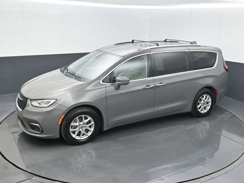 Used 2021 Chrysler Pacifica Touring-L image 12