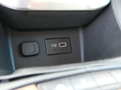 Used 2021 GMC Acadia SLE w/ Driver Convenience Package FWD image 22